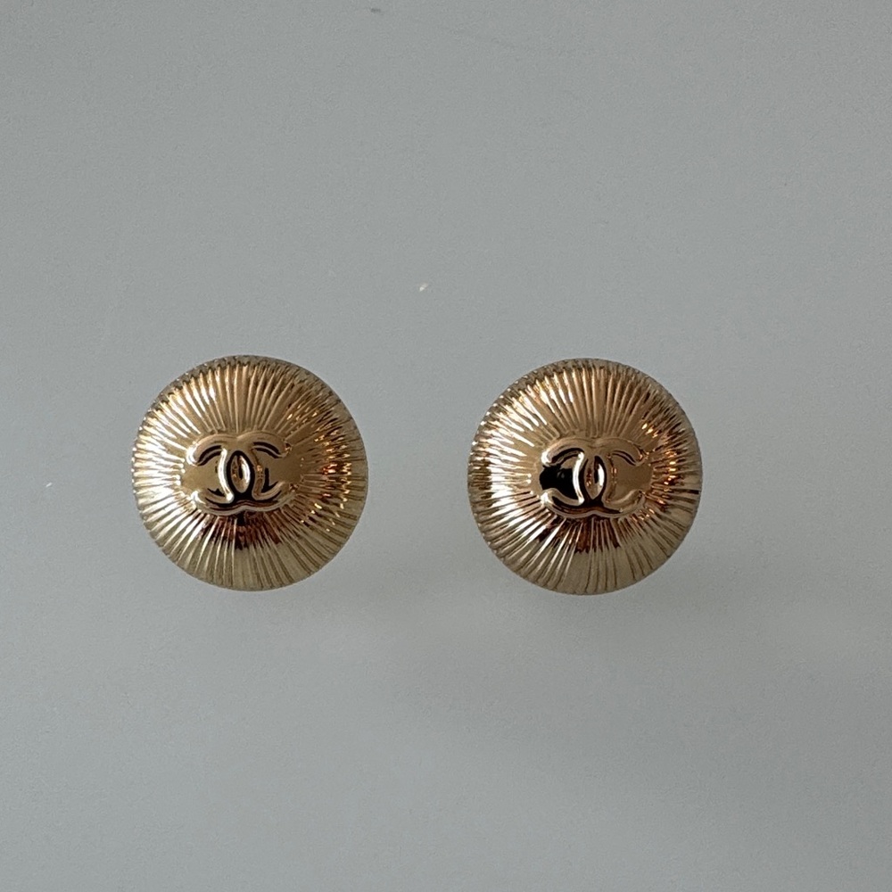 CHANEL Holiday 2025 Charm Round Buttons